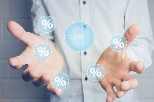 Foto: Person mit offenen Händen und Eurosymbolen